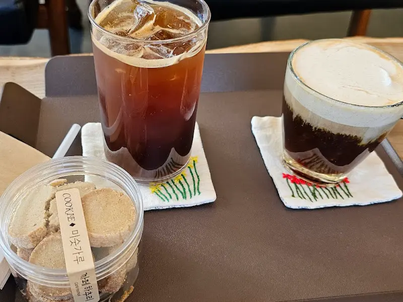 미숫가루 라떼와 쿠키