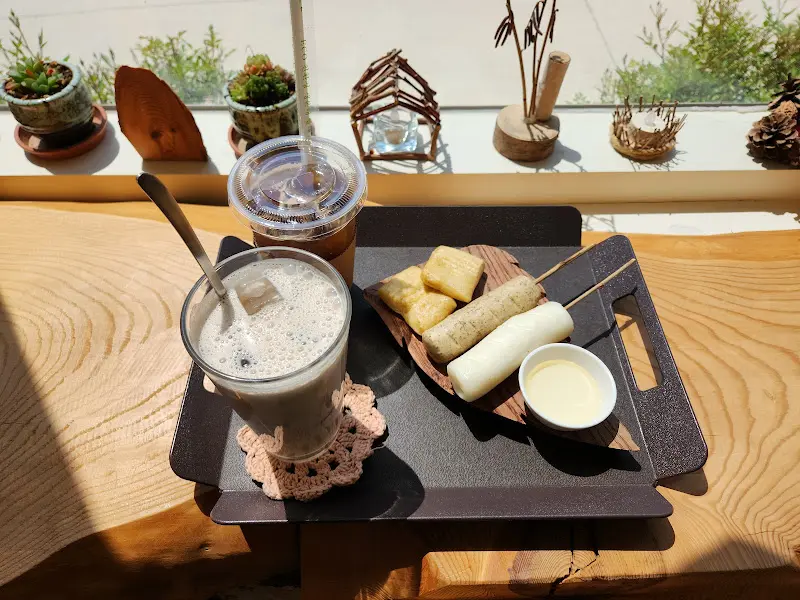 미숫가루 라떼와 떡구이