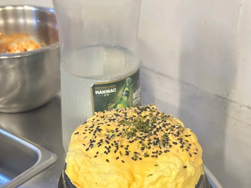 테이블에 놓인 계란찜