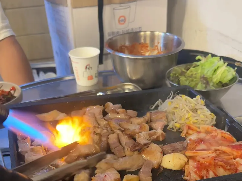 불판 위에서 익어가는 고기