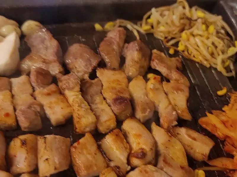 불판 위에 구워진 고기