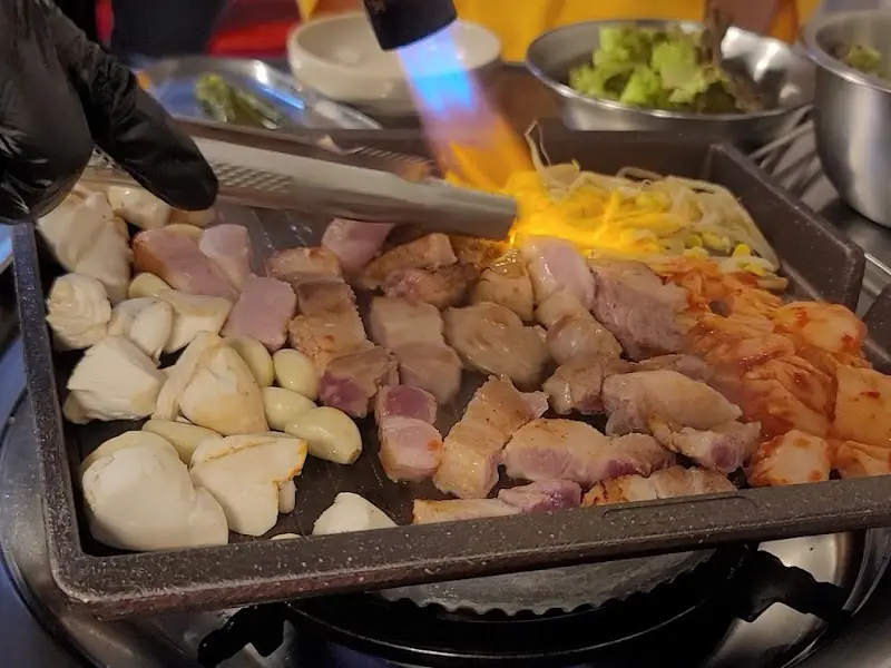 토치로 불 맛을 내는 모습