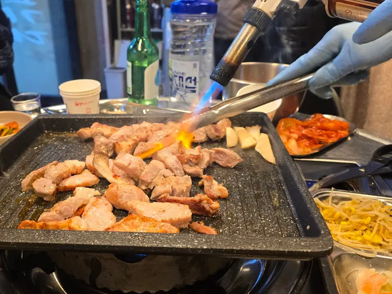 불판 위에서 불쇼가 펼쳐지는 모습