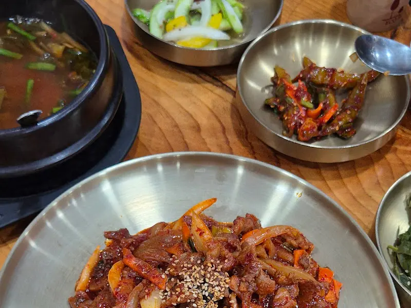 돌솥밥과 제육볶음
