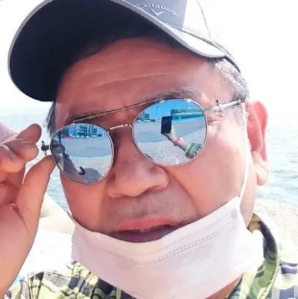 푸른 바다를 담은 듯한 선글라스