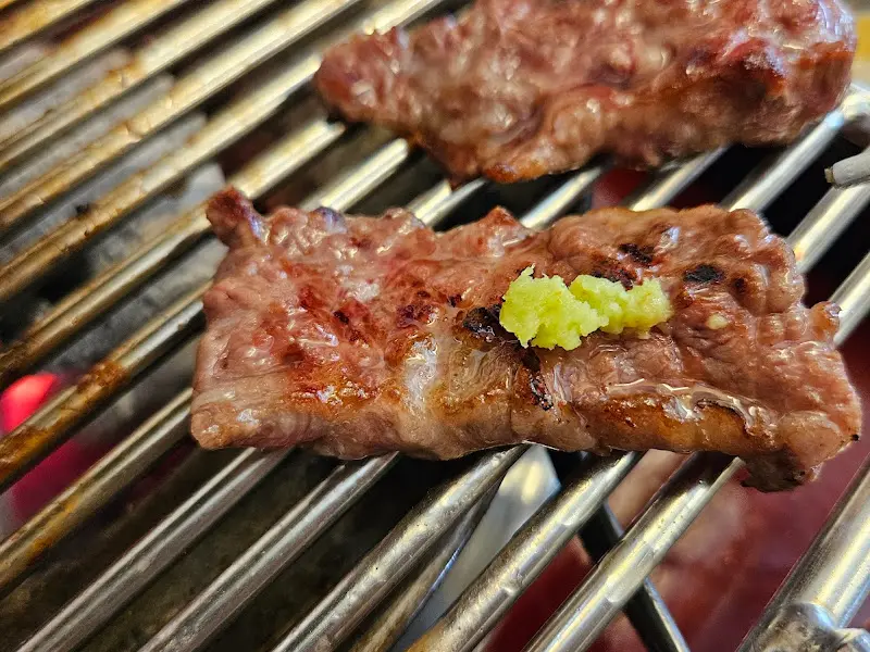 와사비와 함께 먹는 소갈비