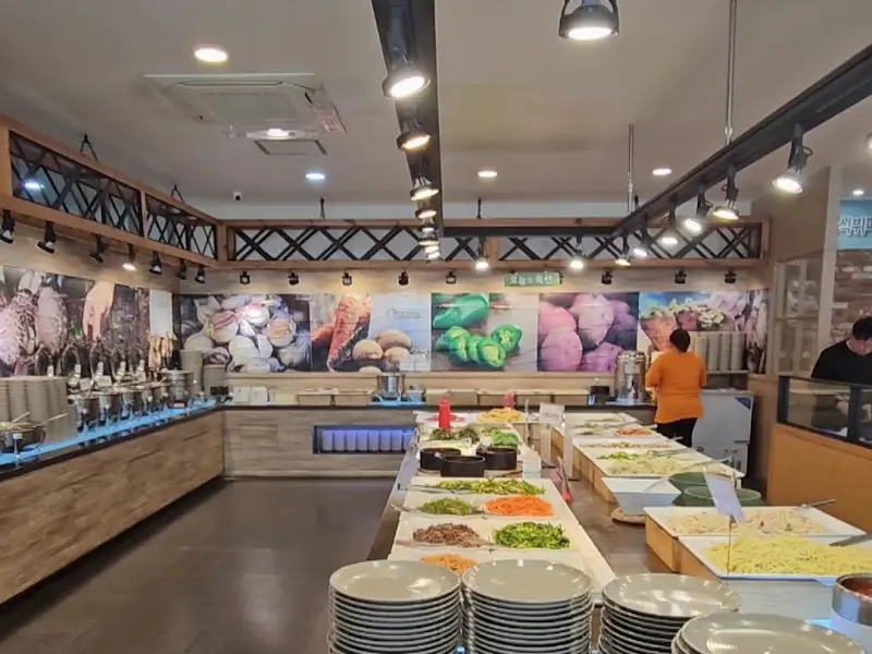 다양한 음식이 가득한 뷔페 코너