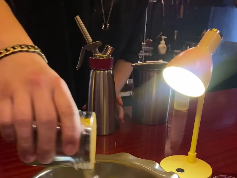 음료를 만드는 바텐더의 모습