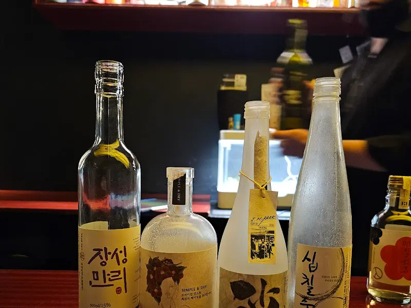 다양한 종류의 술병들이 진열된 모습