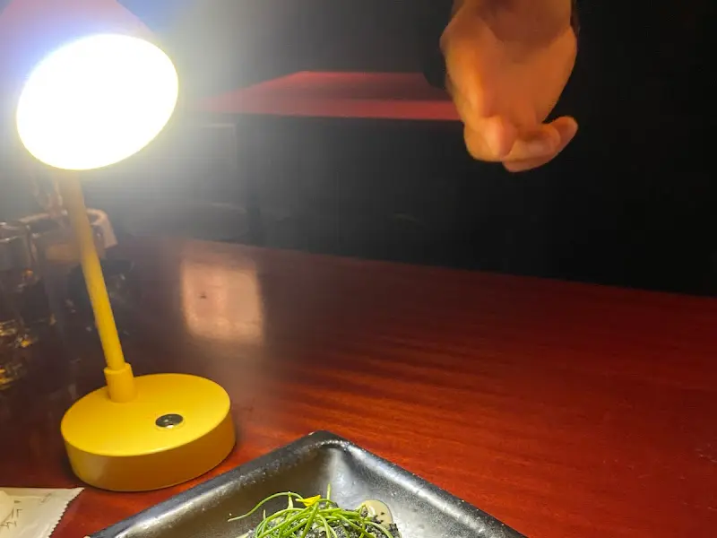 테이블 위의 노란 스탠드 조명