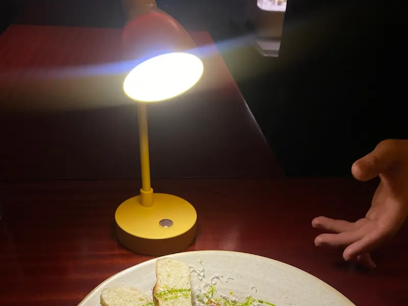 테이블 위에 놓인 퓨전 한식 요리