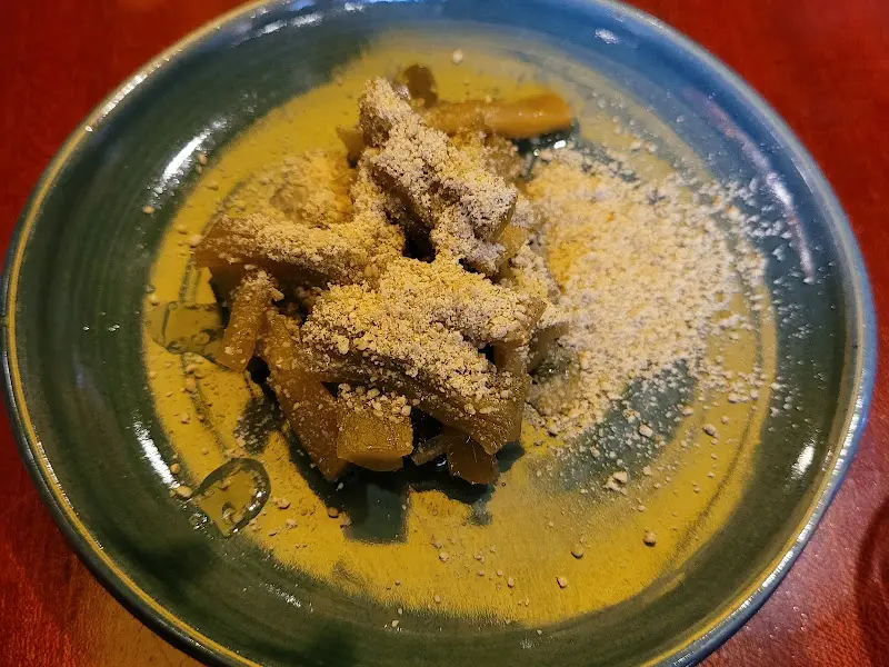 짙푸른 접시에 담긴 퓨전 요리