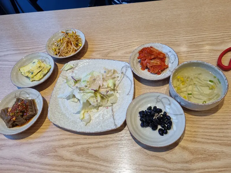 정갈하게 차려진 밑반찬