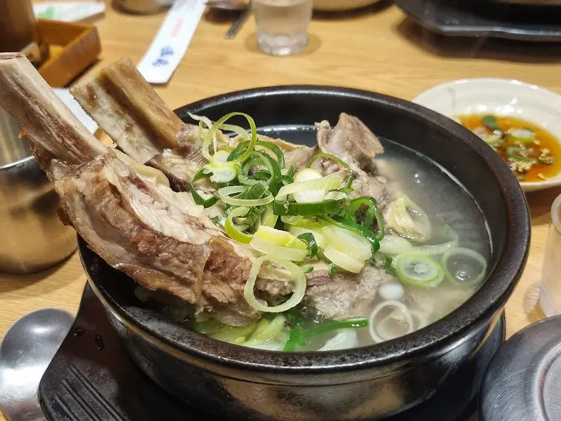 푸짐한 갈비탕 한 그릇