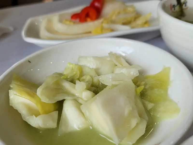 정갈하게 담긴 반찬들