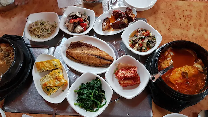 한 상 가득 차려진 된장찌개 백반