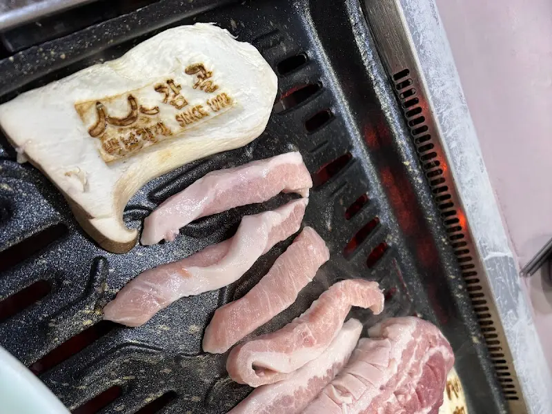 불판 위 돼지고기