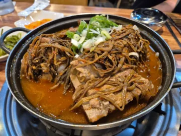 침샘을 자극하는 마성의 칼칼함, 고구마순 감자탕의 과학적 매력 탐구: 용인 맛집 육일식당 원조 감자탕 기행