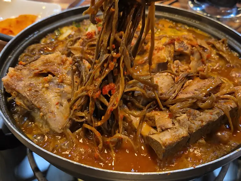 푸짐한 고구마순과 돼지 등뼈