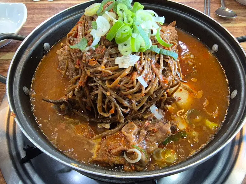 고구마순과 감자가 가득한 감자탕