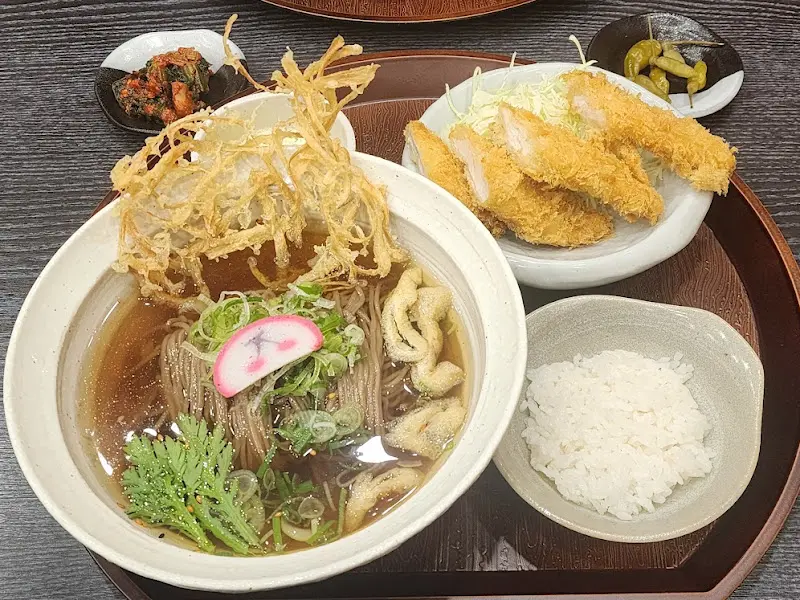 정갈하게 차려진 냉소바 사사미 세트