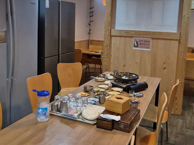 두부마을 식당 내부 테이블 전경