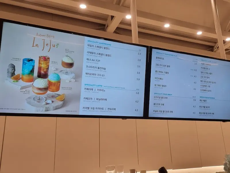 만랩커피 메뉴 보드. 다양한 커피와 음료 메뉴가 보기 좋게 정리되어 있다.