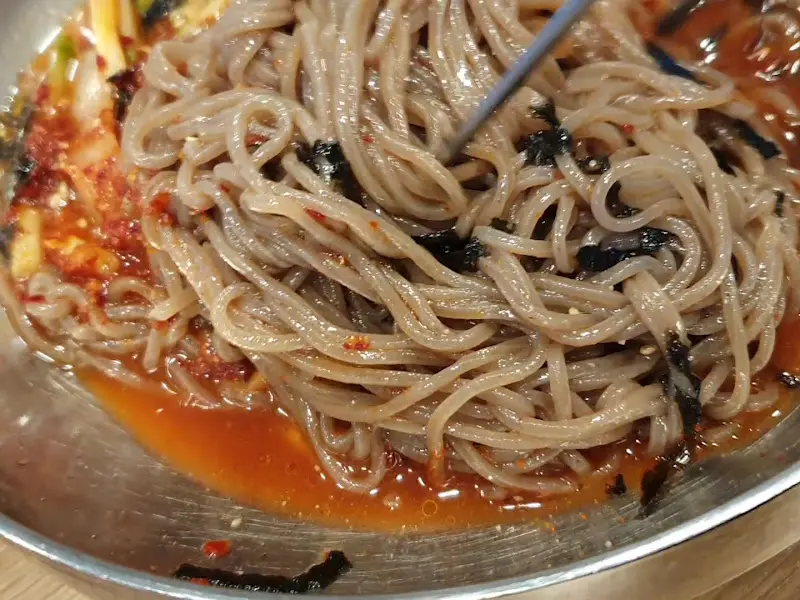 탱글탱글한 면발 자랑하는 막국수
