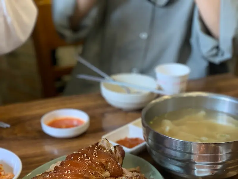 족발과 함께 나오는 수제비