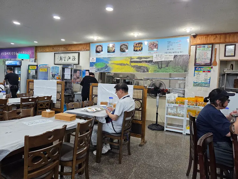 넓고 깔끔한 식당 내부