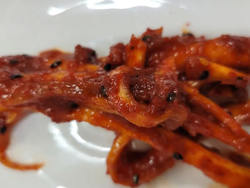 빨갛게 무쳐진 도라지