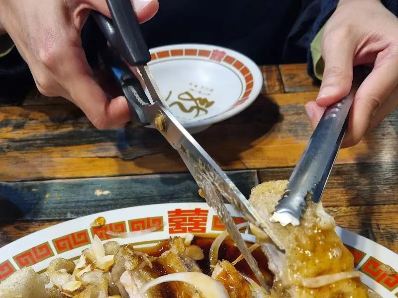 꿔바로우 자르는 모습