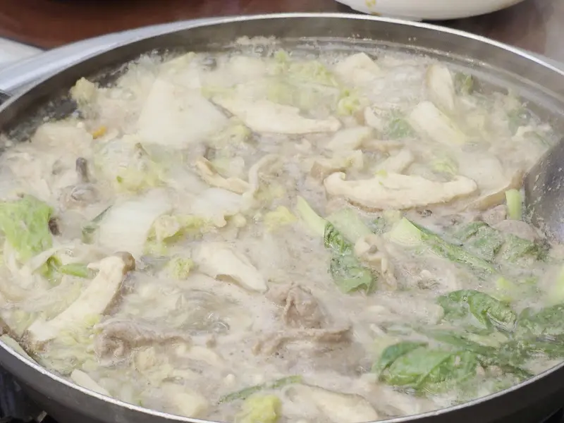 푸짐하게 끓고 있는 김치찌개