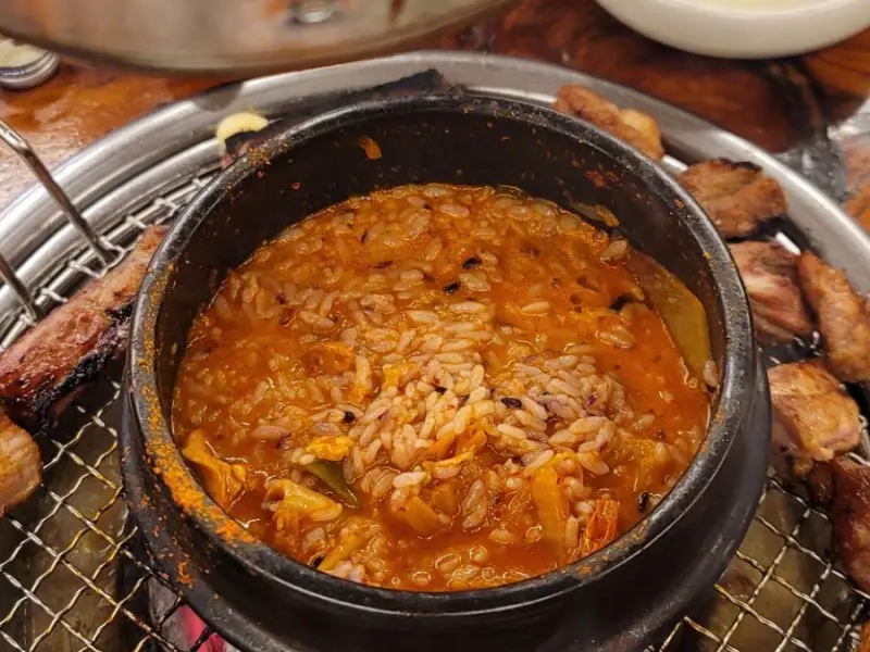 불판 위에서 맛있게 익어가는 갈비와 찌개