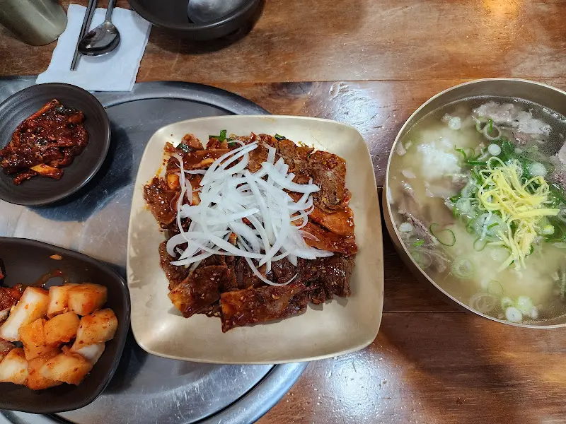 곰탕, 수육, 깍두기, 꼴뚜기 젓갈 한상차림