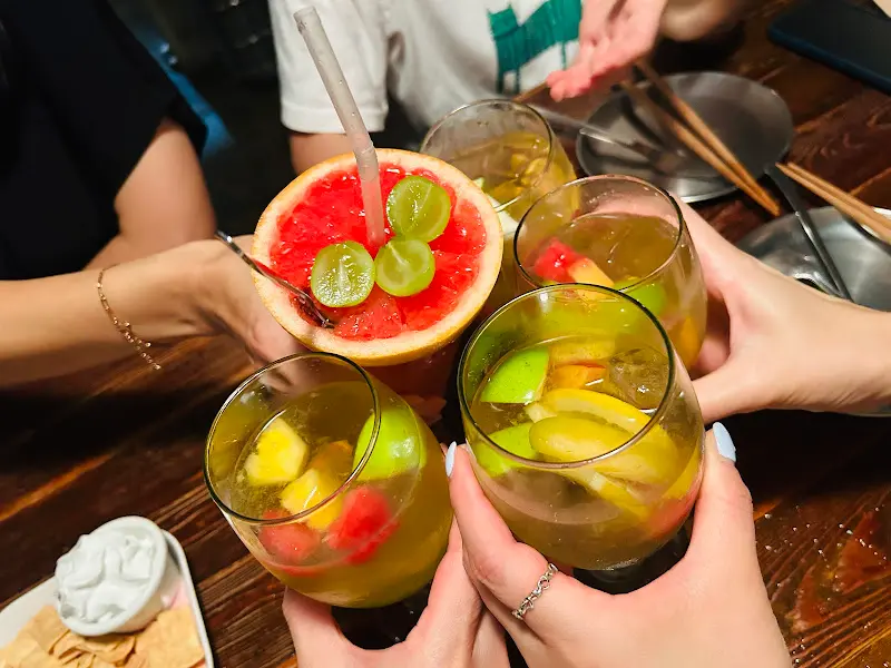 샹그리아를 들고 건배하는 모습