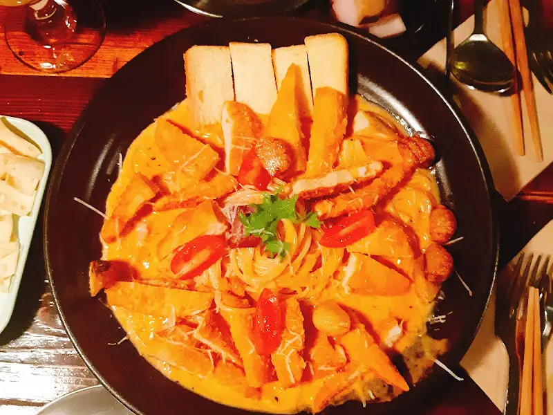 오렌지 빛깔의 파스타