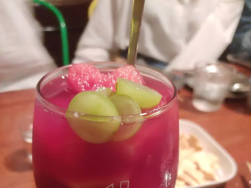 붉은 빛깔의 샹그리아