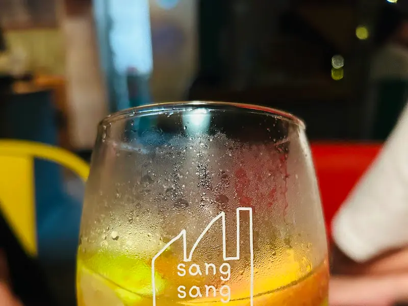 상상 로고가 새겨진 컵