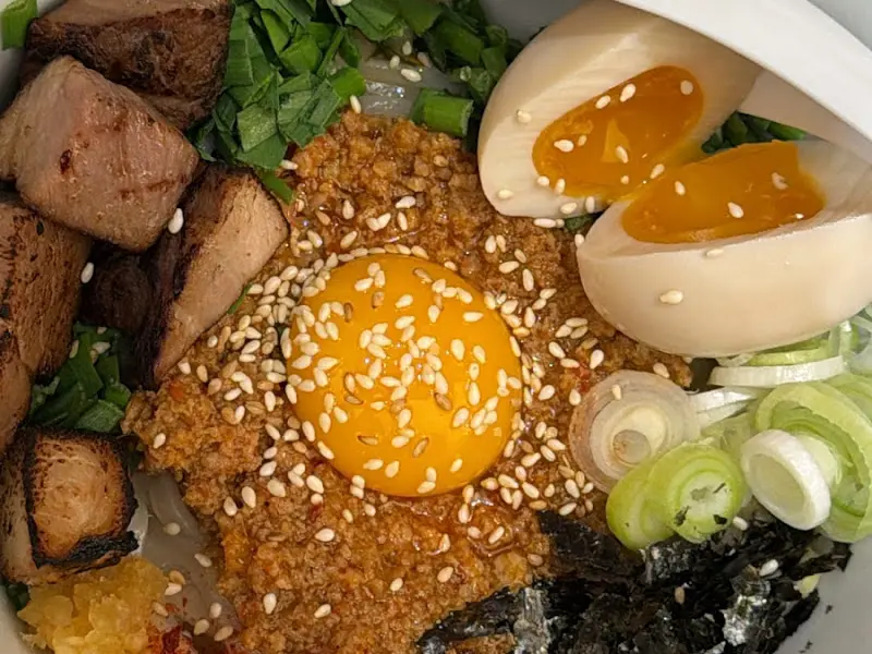 마제소바의 화려한 토핑