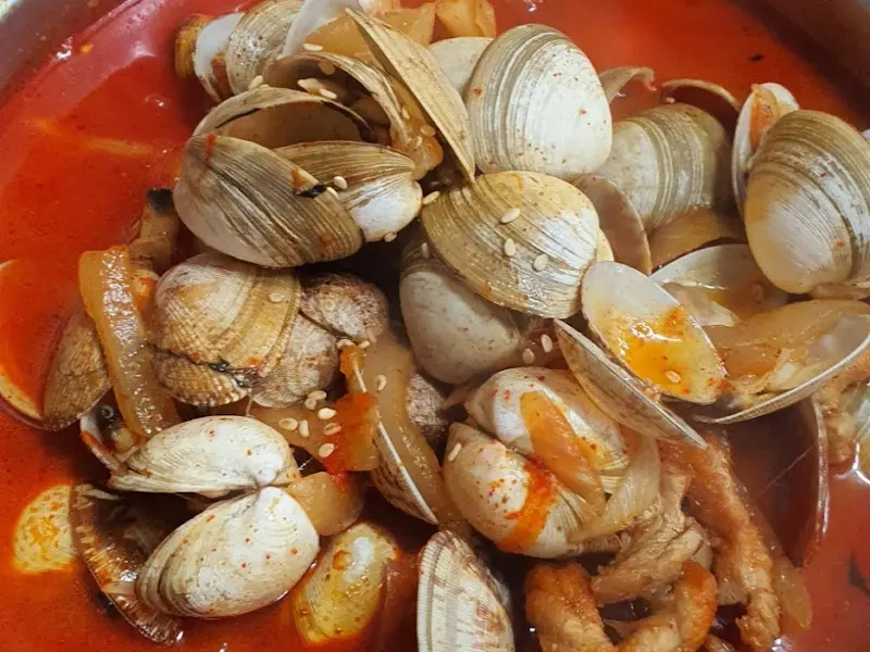 푸짐한 조개가 듬뿍 들어간 짬뽕