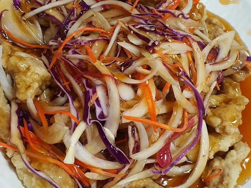 탕수육 위에 올려진 채소 고명