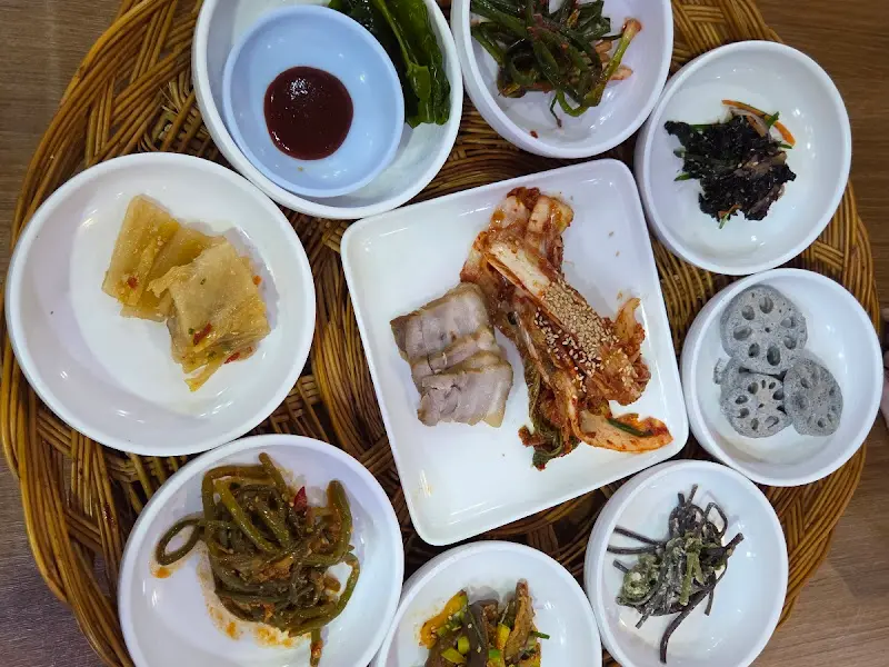 소쿠리에 담겨 나온 밑반찬