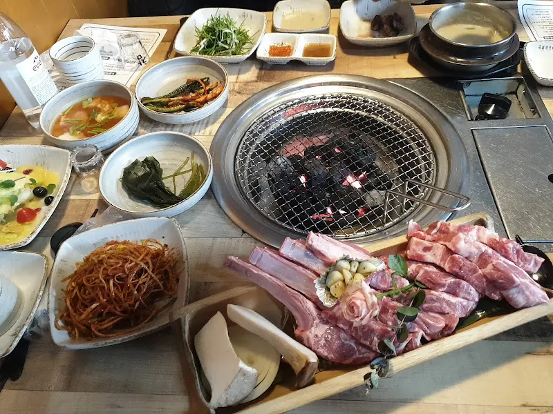 숯불 위에 구워지는 꿀배갈비살