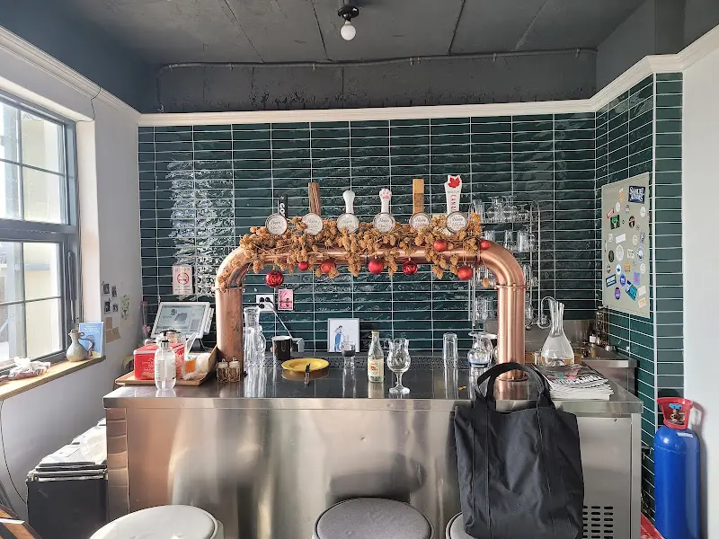 녹색 타일과 스테인리스 카운터가 인상적인 내부