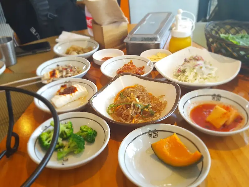 푸짐하게 차려진 밑반찬