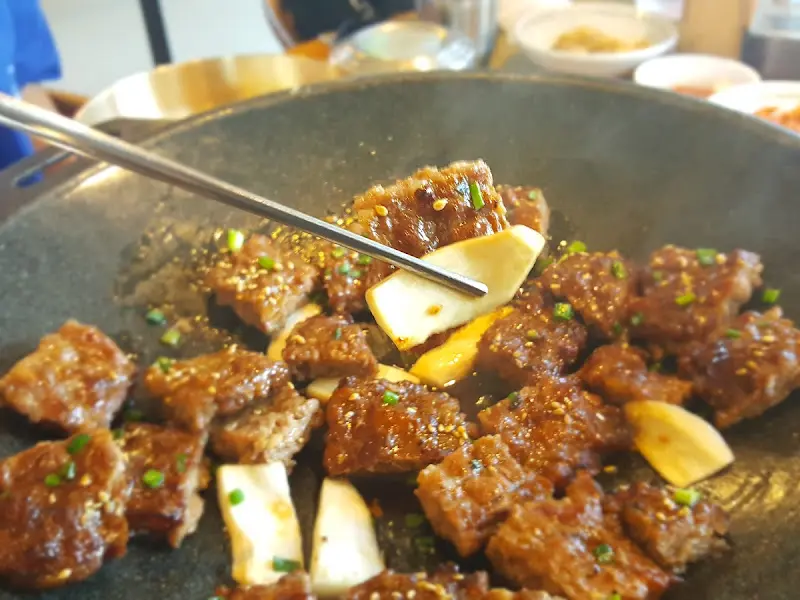 무쇠 팬 위에서 지글거리는 떡갈비