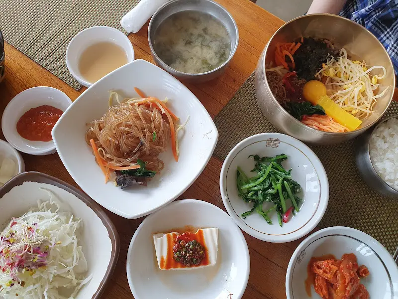 한상 가득 차려진 떡갈비와 비빔밥