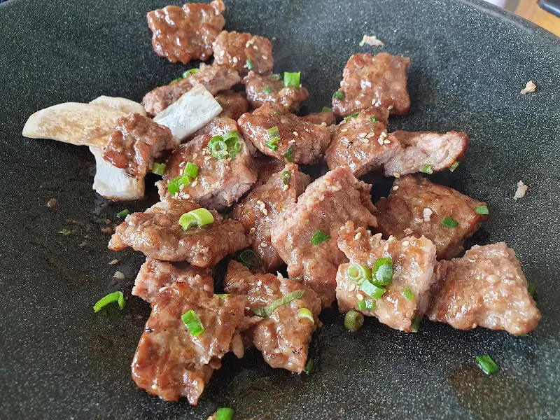 윤기가 흐르는 떡갈비