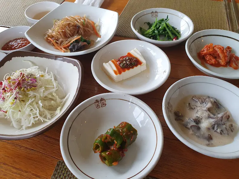 깔끔하게 담긴 밑반찬